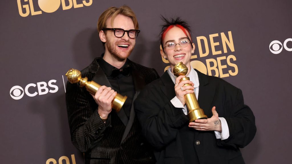 Billie Eilish Shines Bright at Golden Globes 2024 Public(00)