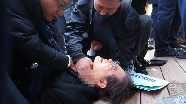 Attack on Lee Jae-myung, South Korean Opposition Leader, During Airport Inspection