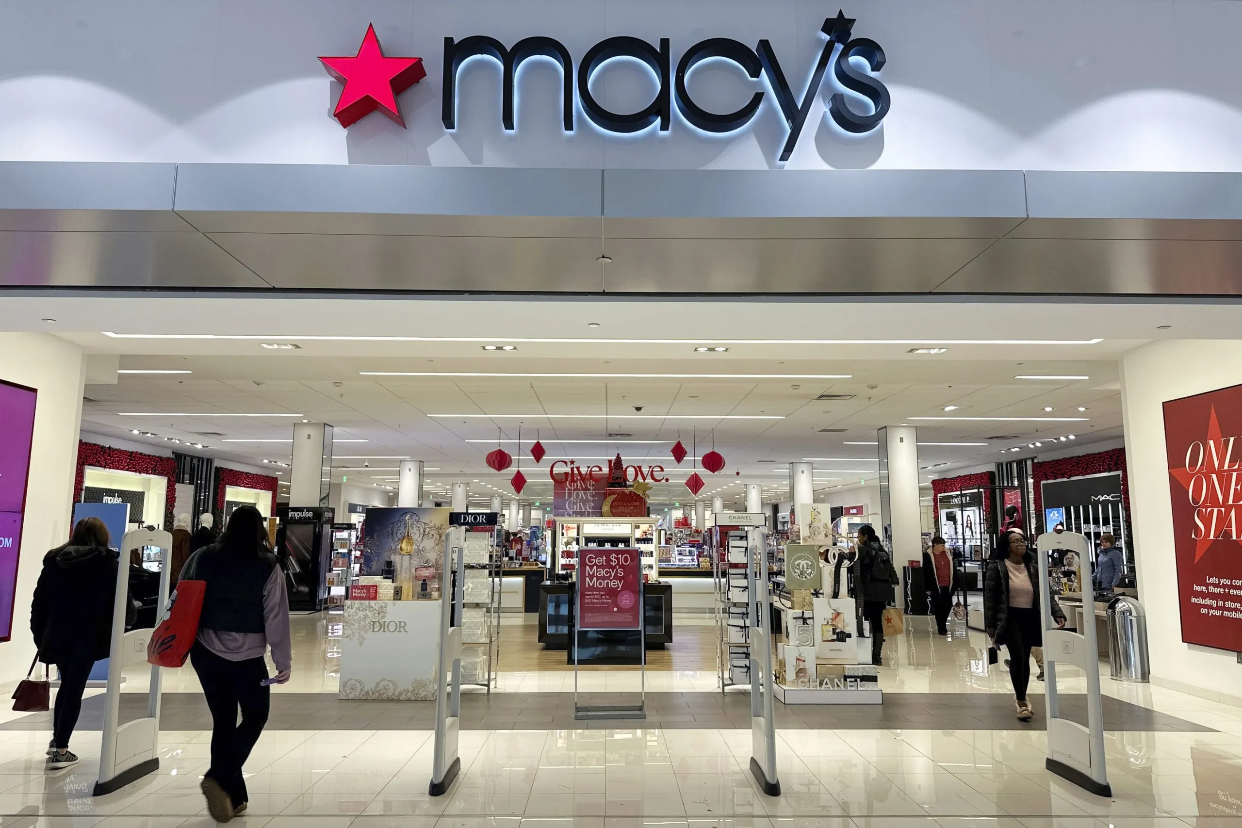 Macy’s to Shut Down 150 Poor-Performing Retail Outlets