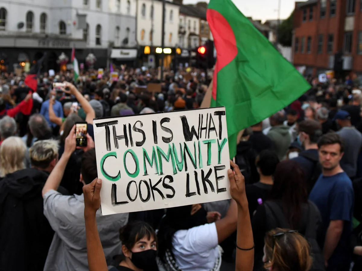 Anti-Racism Protesters Form Human Shields Across England, Outnumbering Far-Right Demonstrators in Peaceful Standoff