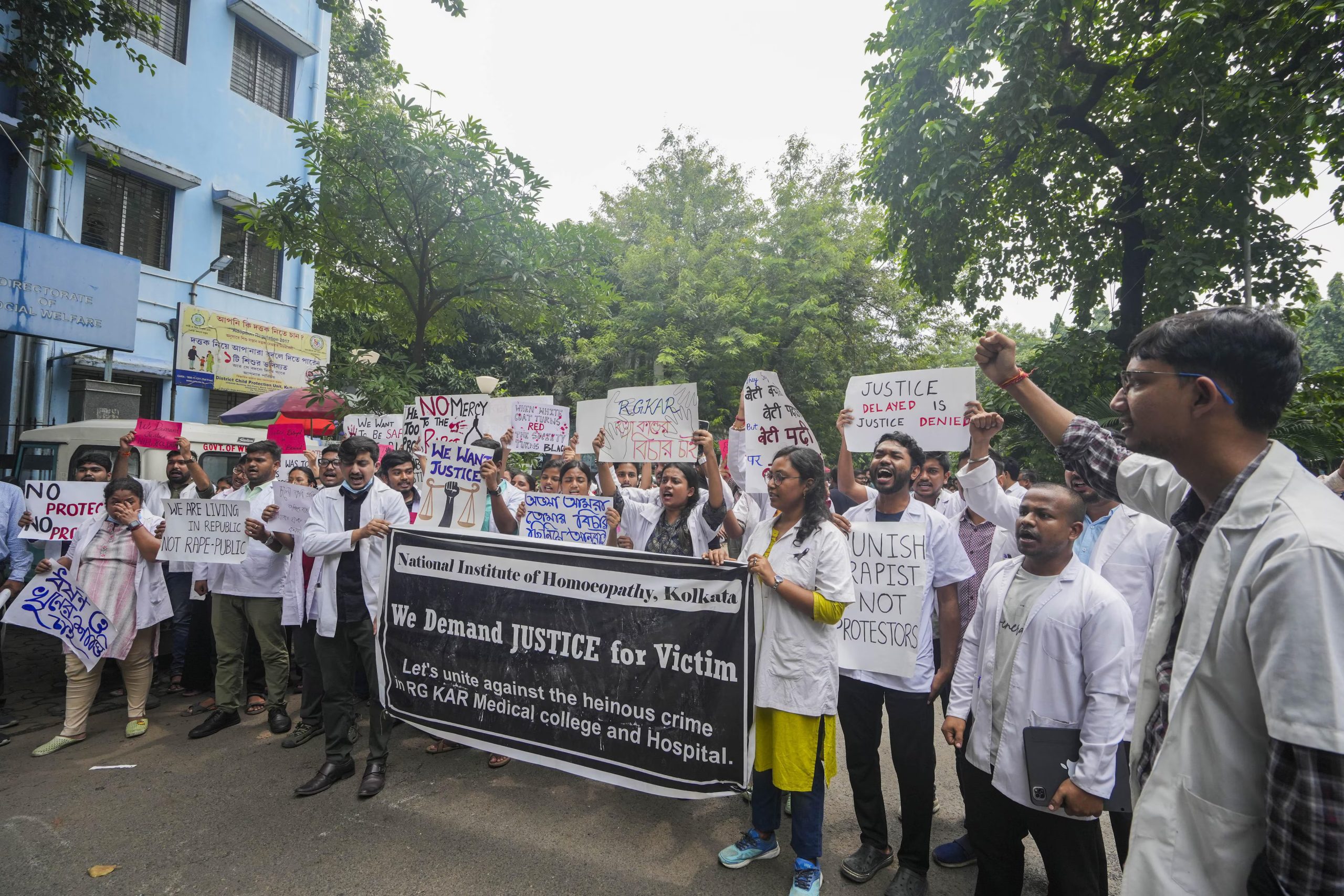 Protests Erupt in Kolkata Over Doctor's Rape and Murder, Police Clash with Demonstrators Demanding Justice and Accountability