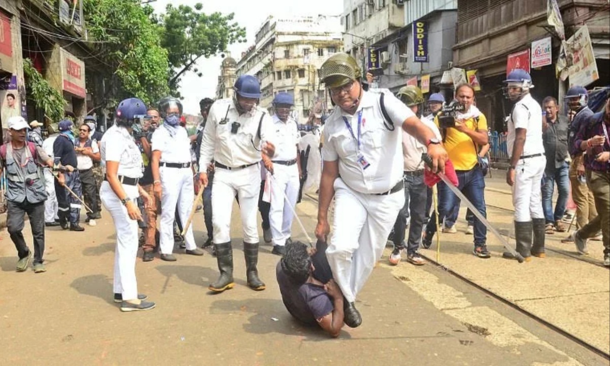 Protests Erupt in Kolkata Over Doctor's Rape and Murder, Police Clash with Demonstrators Demanding Justice and Accountability