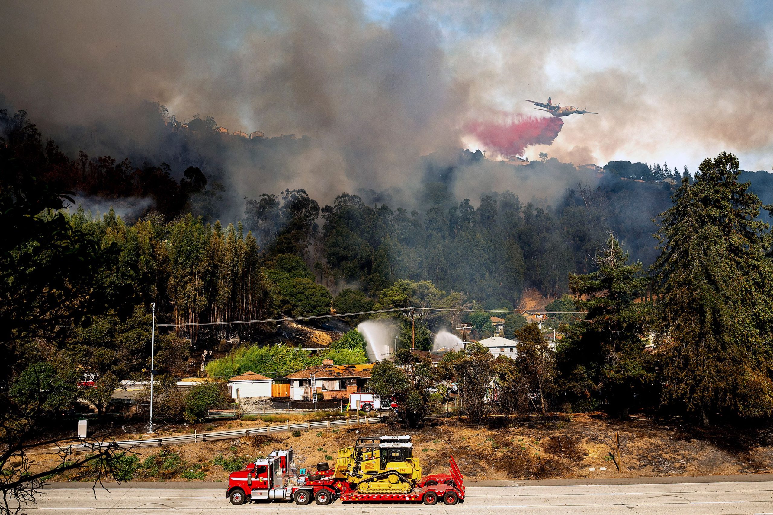 Fast-Moving Oakland Fire Destroys Homes and Forces Evacuations Amid Strong Winds and Statewide Wildfire Risk