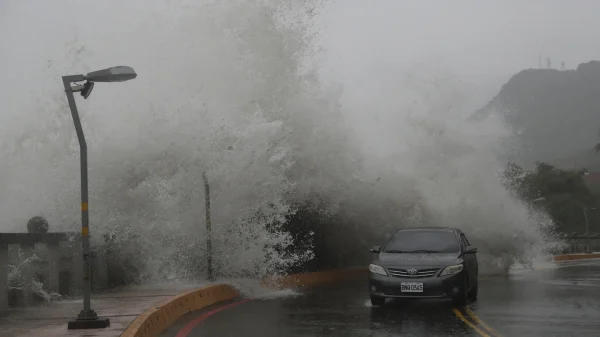 Typhoon Krathon Hits Kaohsiung With Heavy Rain and Winds, Causing Two Fatalities and Injuries Across Taiwan