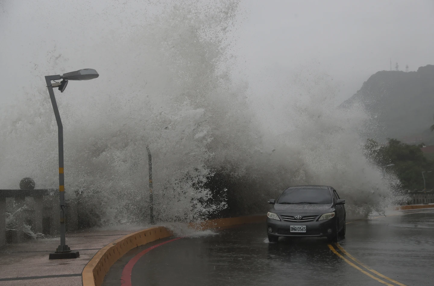 Typhoon Krathon Hits Kaohsiung With Heavy Rain and Winds, Causing Two Fatalities and Injuries Across Taiwan