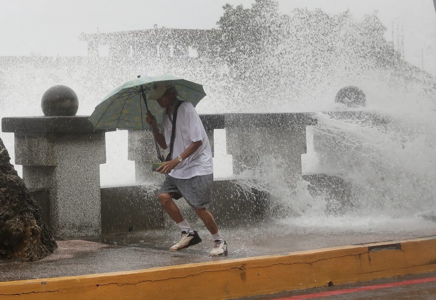 Typhoon Krathon Hits Kaohsiung With Heavy Rain and Winds, Causing Two Fatalities and Injuries Across Taiwan