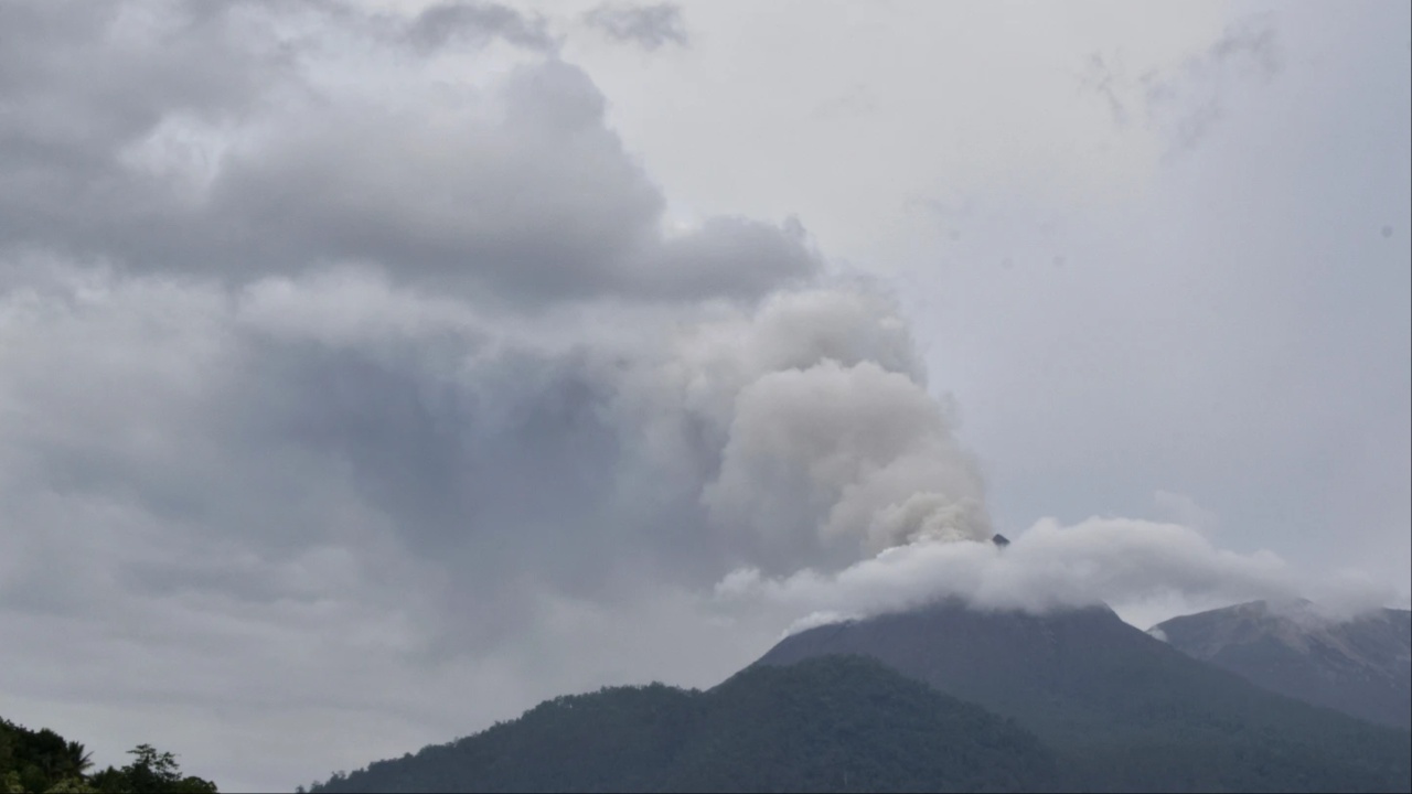 Deadly Eruptions on Indonesia’s Flores Island Leave Six Dead, Thousands Displaced