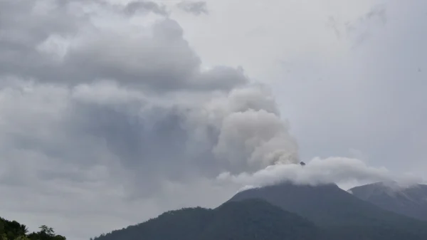 Mount Lewotobi Laki Laki Eruption in Indonesia Displaces Thousands and Kills Nine