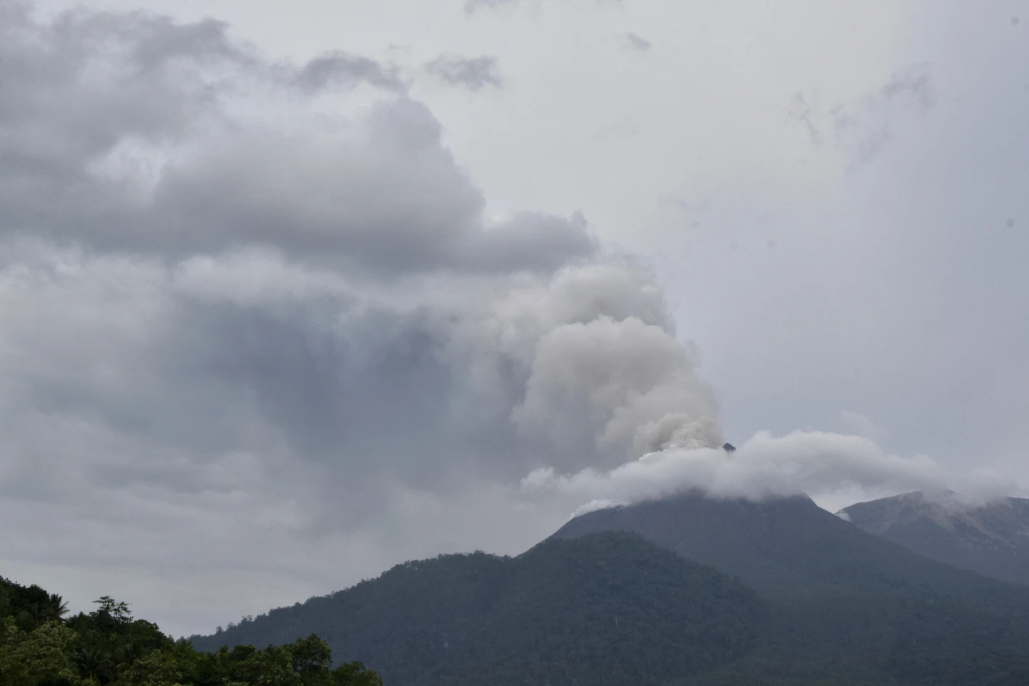 Mount Lewotobi Laki Laki Eruption in Indonesia Displaces Thousands and Kills Nine