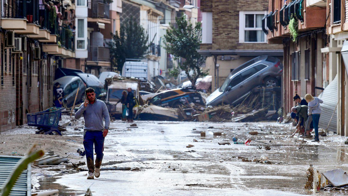 Spain Mobilizes Massive Response to Deadly Floods as Valencia Struggles with Devastation