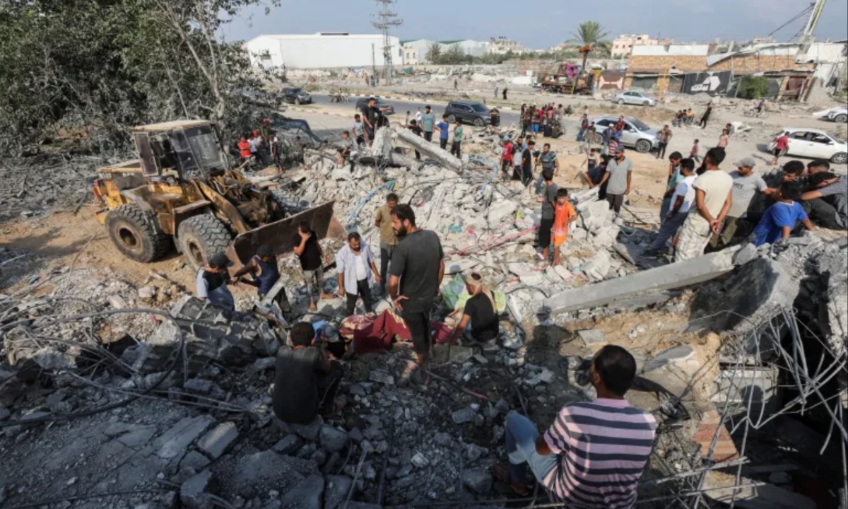 Israeli Airstrikes in Gaza Kill Displaced Families Amid Stalled Ceasefire Negotiations and Escalating Crisis